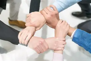 队友之间互帮互助